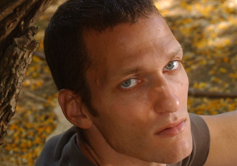 דורון שפר. הרצה בפני שחקני נתניה (פלאש 90)