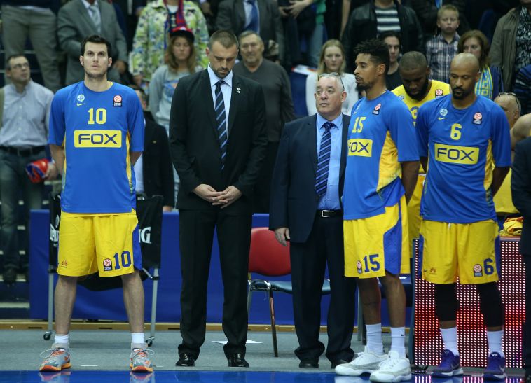 ניקולה וויצ'יץ' ושחקני מכבי. כאן כדי להישאר