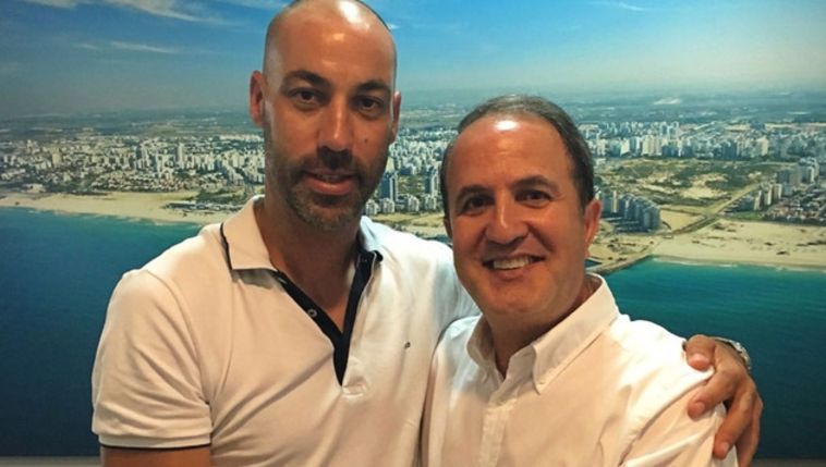 מאיר טפירו במעמד חתימתו באשדוד מאיר טפירו במעמד חתימתו באשדוד