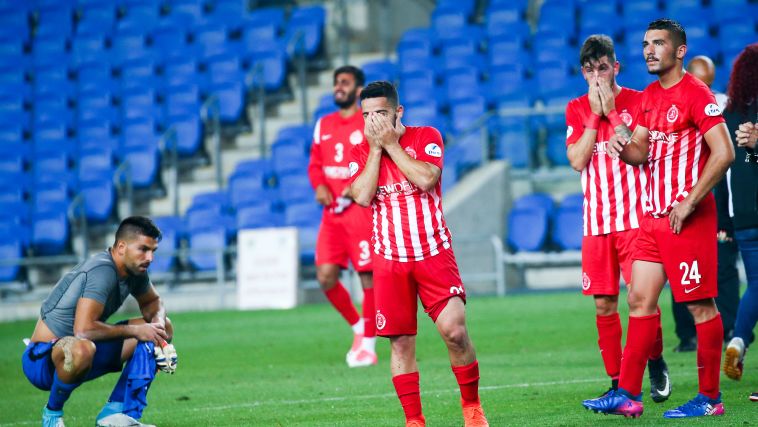 שחקני הפועל תל אביב. אין אוחנה שיציל אותם (דני מרון)