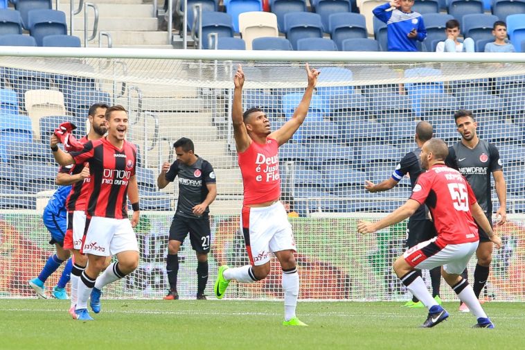 שחקני הפועל חיפה חוגגים מול האין הגנה של הפועל תל אביב. צילום: ערן לוף