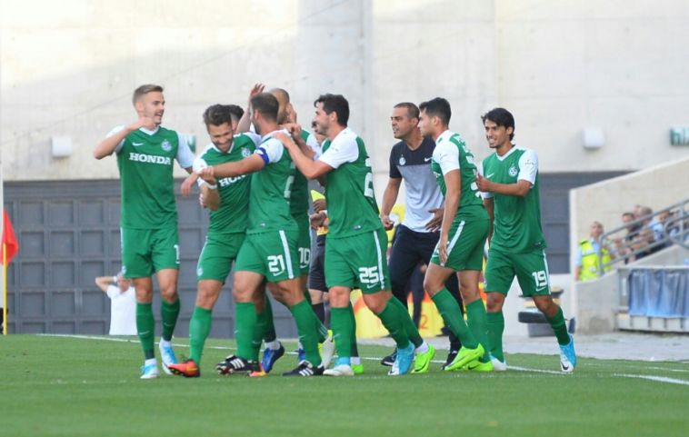 לוזון והשחקנים חוגגים שער. יספיק לניצחון