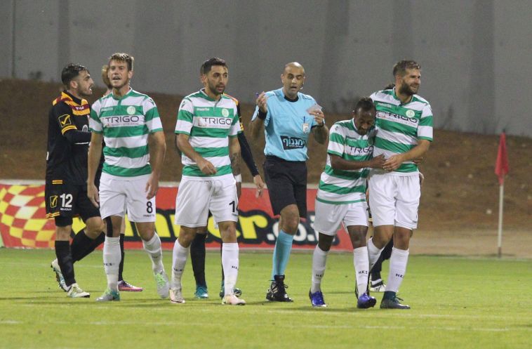 אלבז (במרכז) סופסוף בהרכב. צילום: עדי אבישי