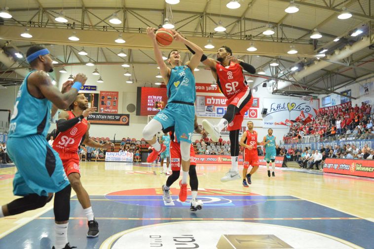 אלון ספיר מול מארק ליונס. צילום: פרנסיסקו די סטסיו, מנהלת הליגה