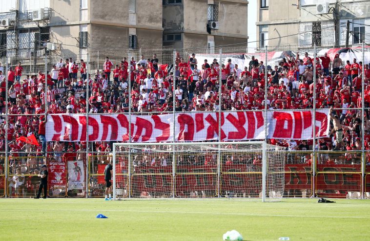 אוהדי הפועל תל אביב. יש עם מי לצאת למלחמה? אוהדי הפועל תל אביב. יש עם מי לצאת למלחמה?