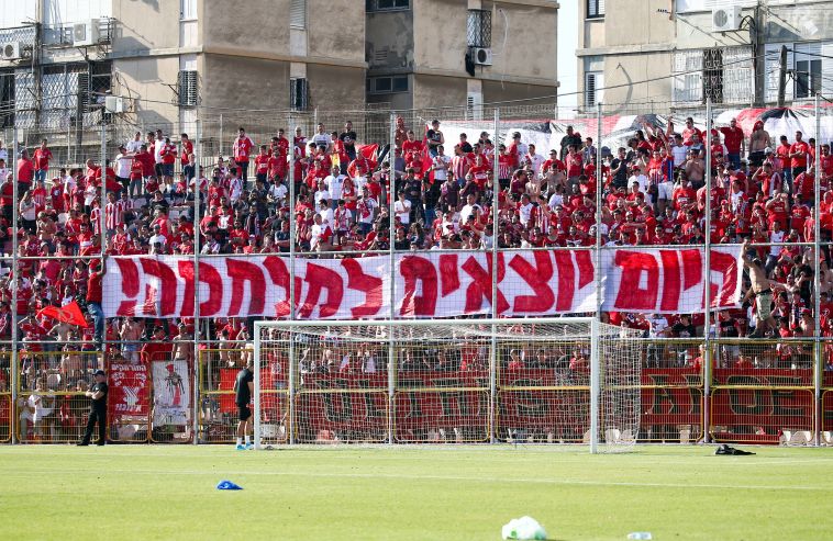 אוהדי הפועל תל אביב. יכולים להלחיץ את השחקנים. צילום: דני מרון