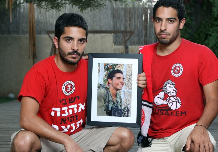 אור (מימין) וציון גדעוני עם תמונתו של ליאל ז