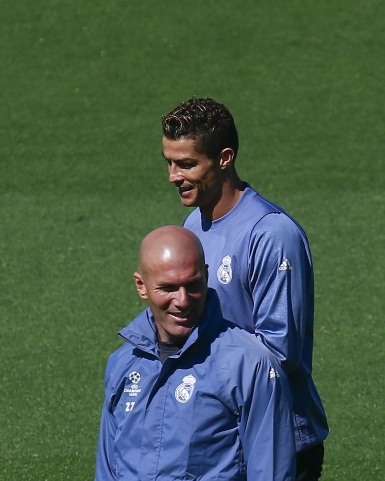 רונאלדו מאחורי זיזו. כרגע הכוכב עם המאמן