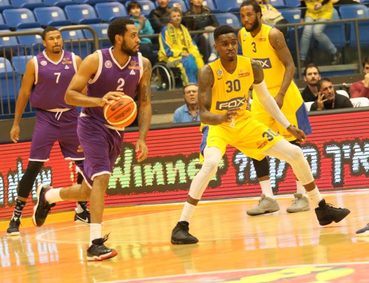 קווינסי מילר מול דרווין קיצ'ן. צילום: עדי אבישי