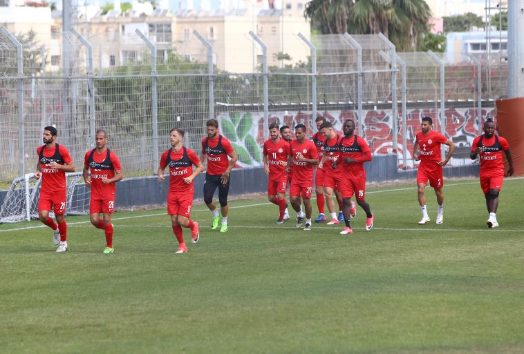 שחקני הפועל ת"א. עדיין יש סיכוי. צילום: אודי ציטיאט שחקני הפועל ת"א. עדיין יש סיכוי. צילום: אודי ציטיאט