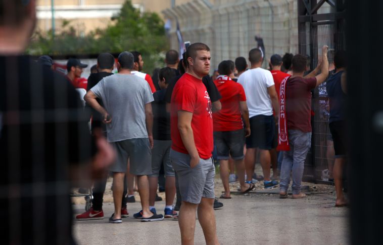 אוהדי הפועל ת"א. לחץ עצום. צילום: אודי ציטיאט אוהדי הפועל ת"א. לחץ עצום. צילום: אודי ציטיאט