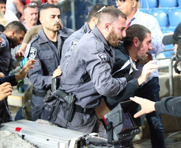 שוטרי יס"מ. כמו במשטרים אפלים. צילום: דני מרון שוטרי יס"מ. כמו במשטרים אפלים. צילום: דני מרון