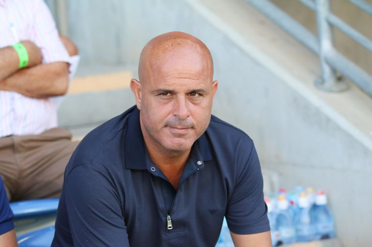 יוסי אבוקסיס. מתחיל לבנות את הסגל (עדי אבישי יוסי אבוקסיס. מתחיל לבנות את הסגל (עדי אבישי