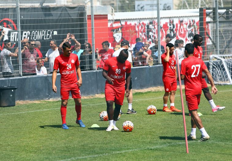 שחקני הפועל תל אביב. אירוע לא נעים. צילום: אודי ציטיאט