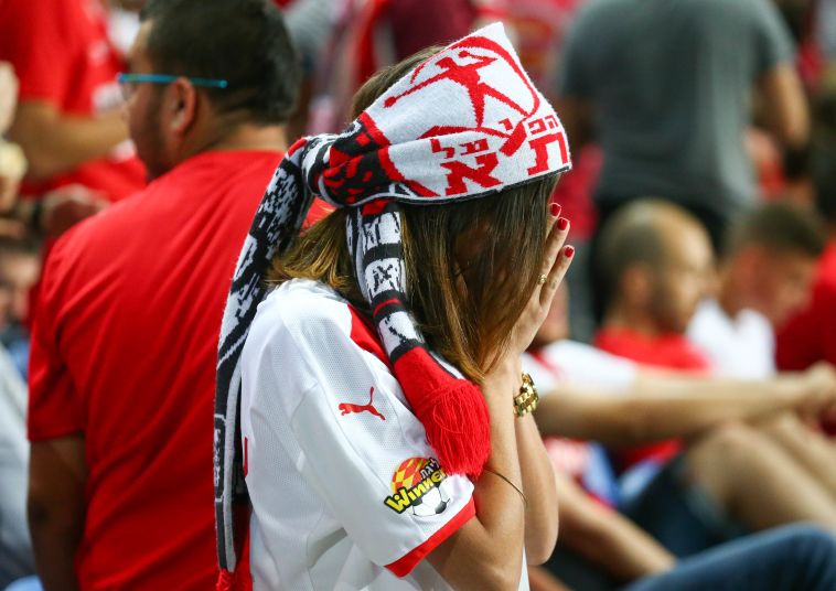 אוהדי הפועל תל אביב. להם הכי כאב. צילום: דני מרון