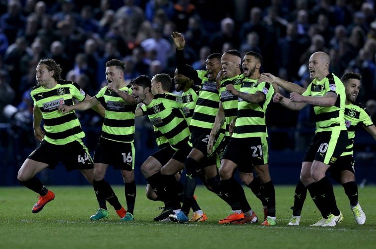 האדרספילד חוגגת. תצליח לשרוד בפרמייר-ליג?