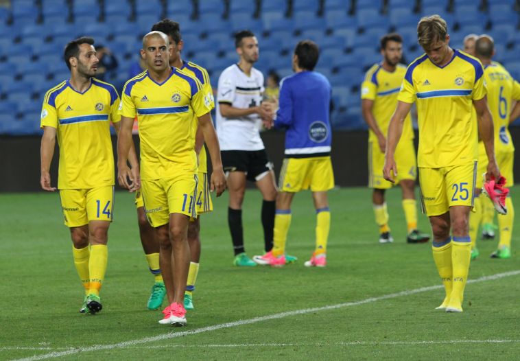 דן איינבינדר עם שחקני מכבי תל אביב. צילום: עדי אבישי