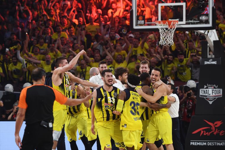 שחקני פנרבחצ'ה חוגגים ׁ(AFP)