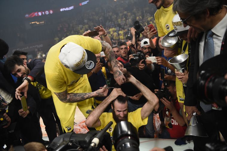 דאטומה מסתפר (AFP)