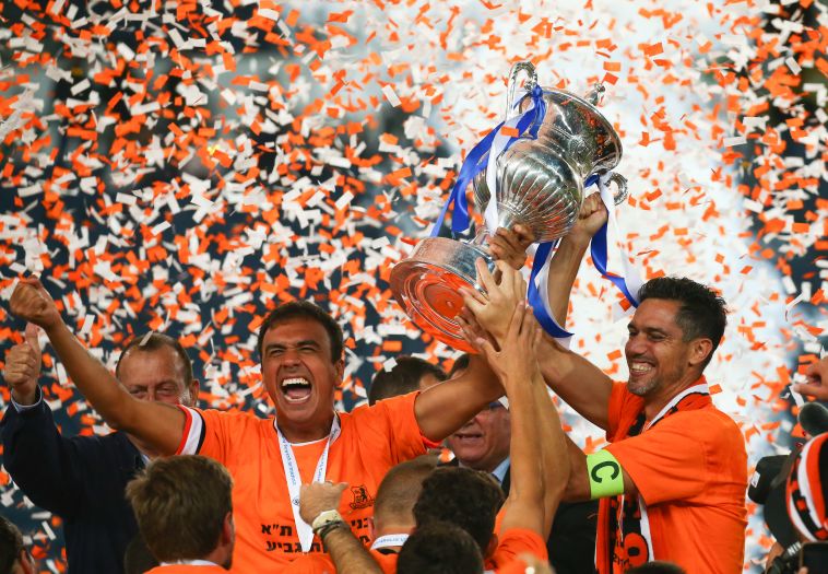 שחקני בני יהודה חוגגים את הזכייה בגביע בעונה שעברה (דני מרון)