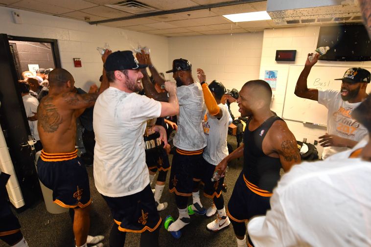 שחקני קליבלנד חוגגים (AFP)