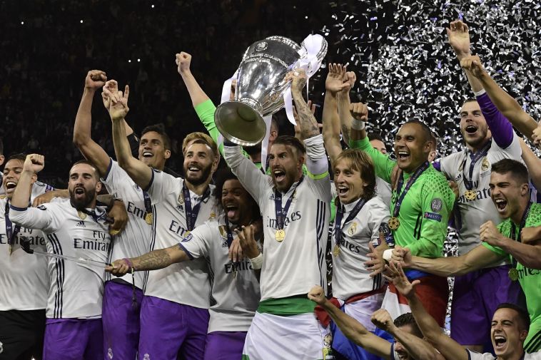 שחקני ריאל מדריד מניפים את גביע האלופות האחרון (AFP)