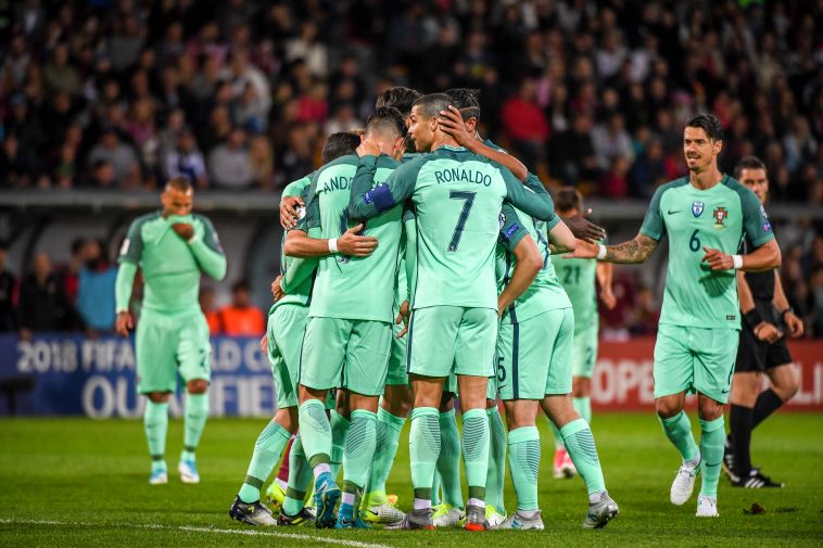שחקני נבחרת פורטוגל חוגגים (AFP)