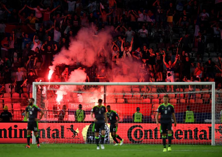 אוהדי סרביה מתפרעים (AFP)