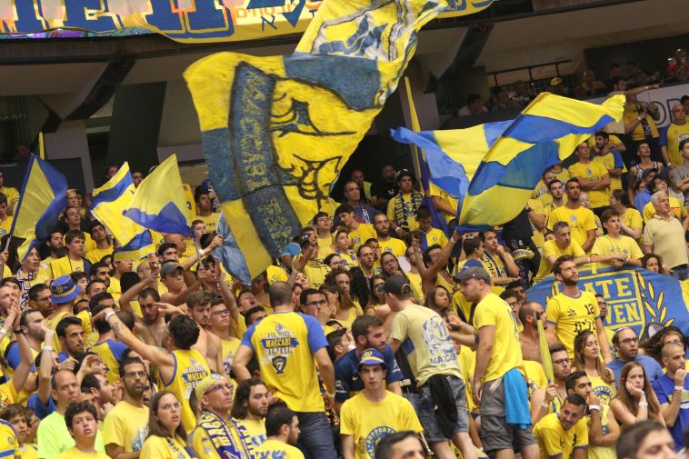 אוהדי מכבי תל אביב. התעמתו עם כוחות האבטחה ונרגעו