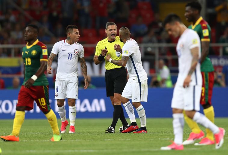 נבחרת צ'ילה. מתלוננים לשופט על פסילת השער (gettyimages)