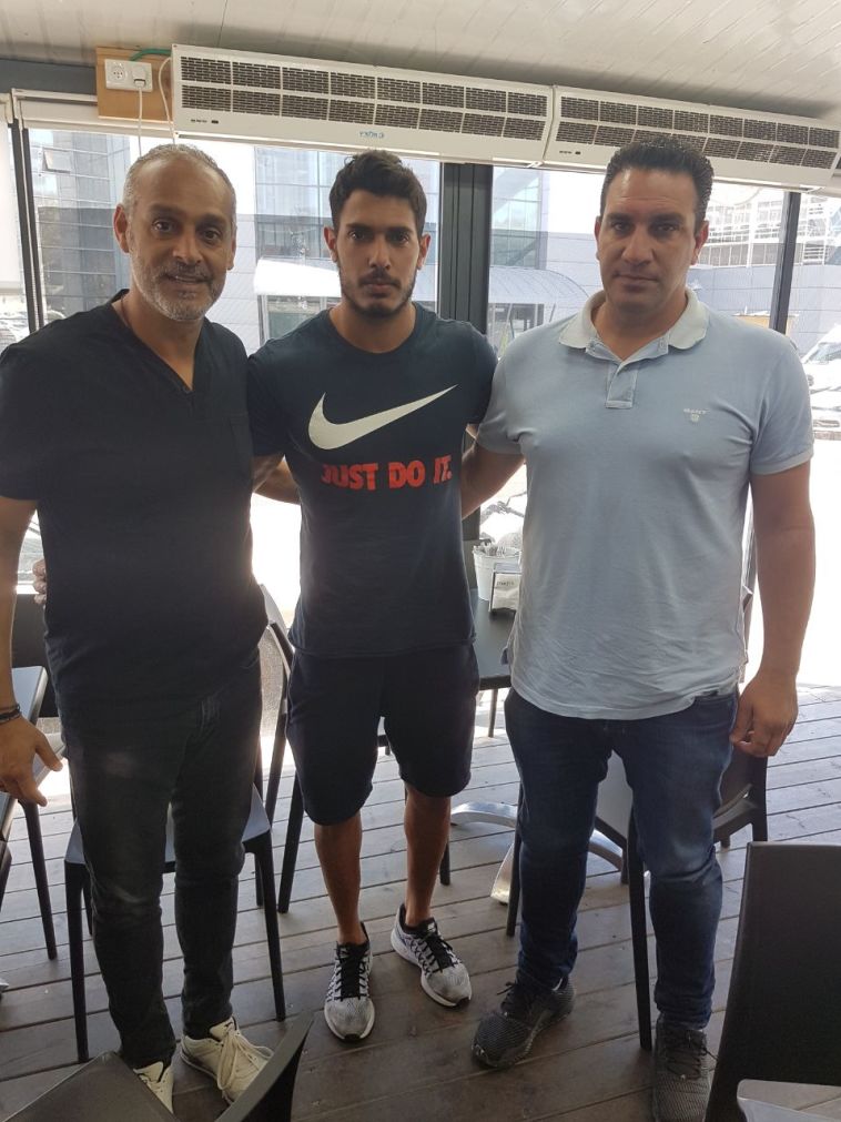 אסף רז (במרכז). לפחות יהיה שוער ראשון