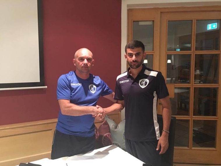 נסאר במעמד החתימה באלבניה