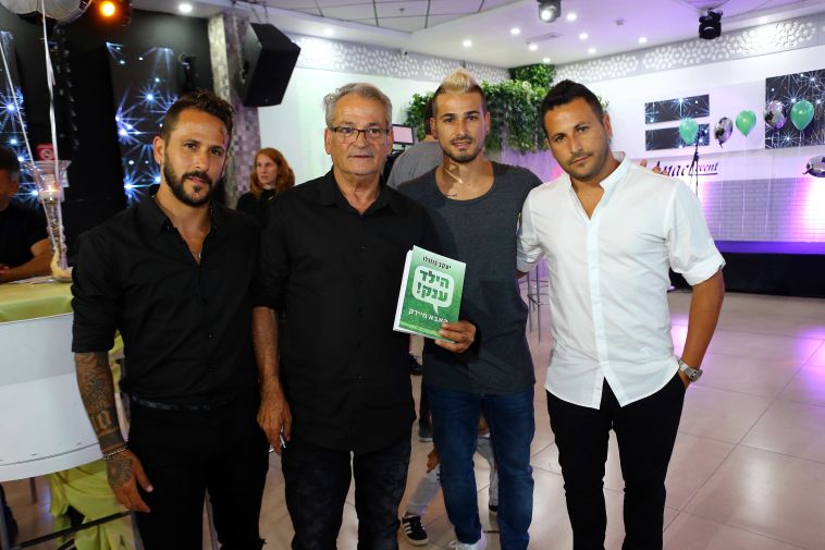 יעקב בוזגלו עם הילדים (אודי ציטיאט)