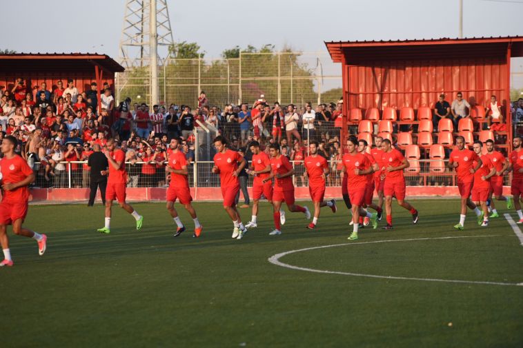 שחקני הפועל תל אביב באימון הבכורה (אודי ציטיאט)