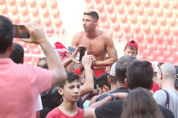 מאור מליקסון על כתפי האוהדים (מאיר אבן חיים) מאור מליקסון על כתפי האוהדים (מאיר אבן חיים)