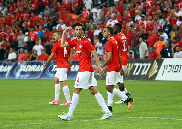 איינבינדר חוגג. בטוח בעצמו איינבינדר חוגג. בטוח בעצמו