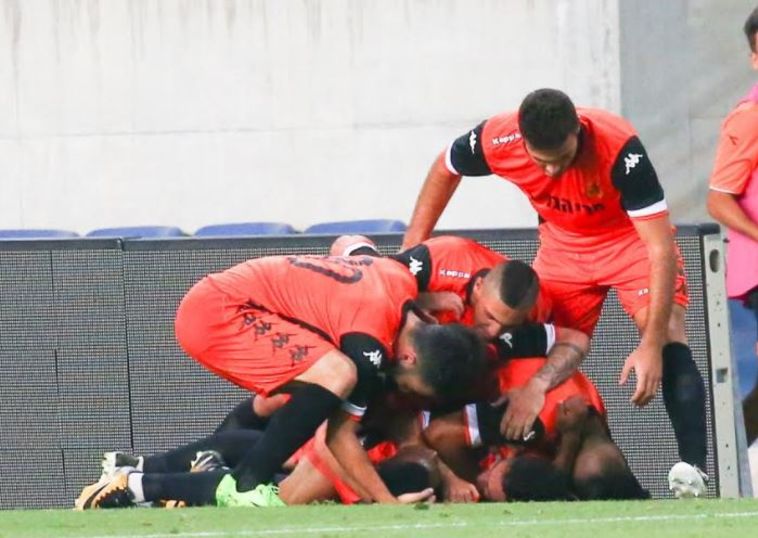 שחקני בני יהודה חוגגים את הניצחון (דני מרון)