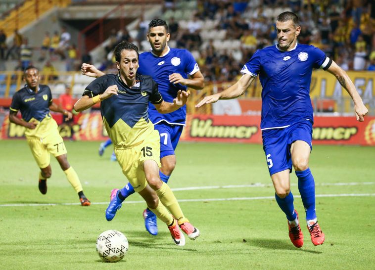 יוסי בניון. גדול שחקני ישראל, ביחד עם אוחנה (דני מרון)