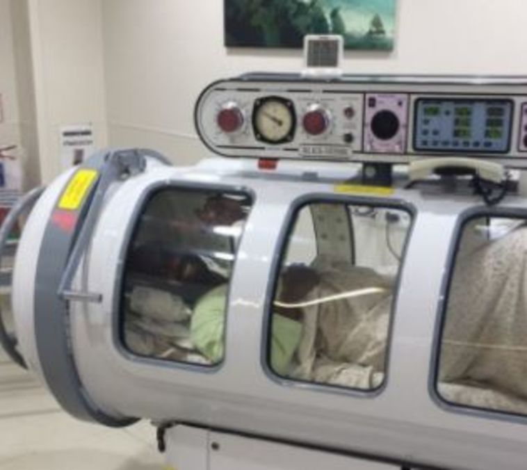 אלי דסה בתוך תא לחץ (צילום מתוך אינסטגרם)