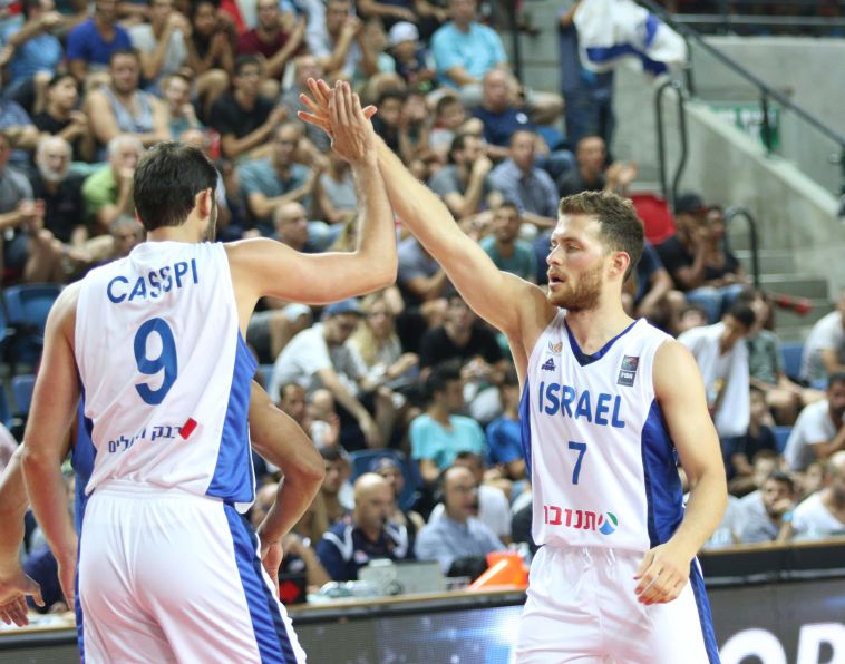 מקל עם כספי. יופי של משחק לגארד