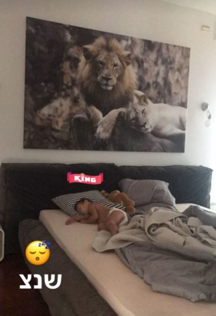 המלך הקטן ישן במיטה של ההורים