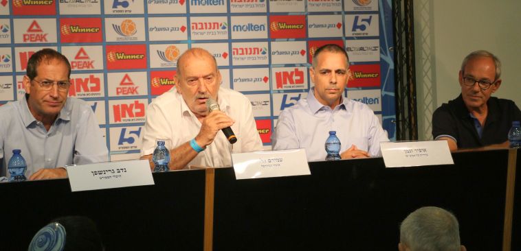עמירם הלוי במרכז מסיבת העיתונאים. מוכנים עמירם הלוי במרכז מסיבת העיתונאים. מוכנים