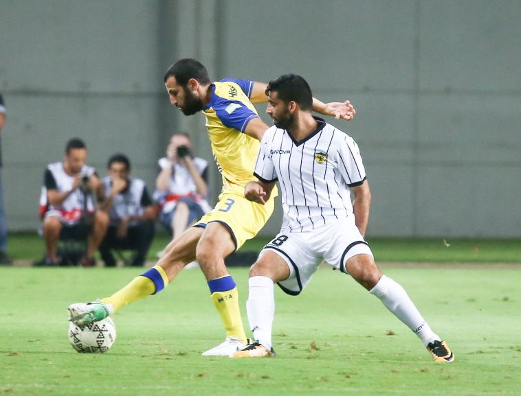 יובל שפונגין. המגן לא הצליח לעצור את ההתקפה הבית