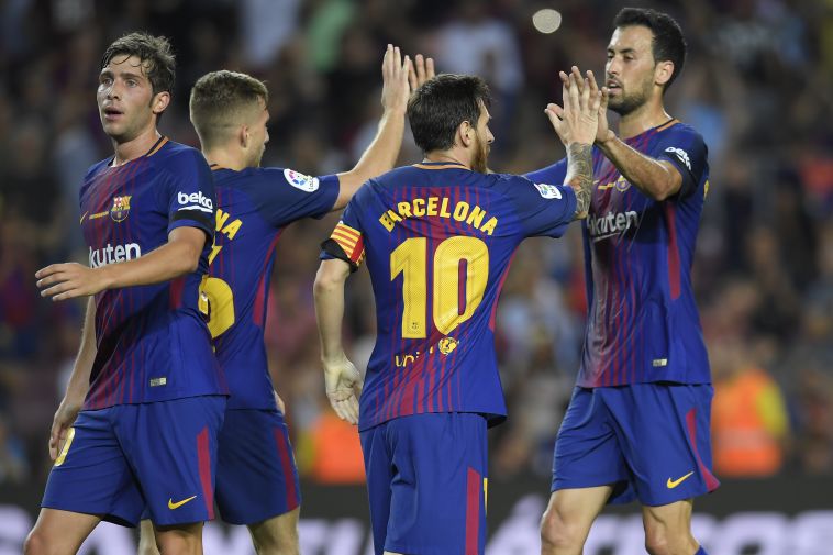 שחקני ברצלונה חוגגים ניצחון קליל על בטיס (AFP)