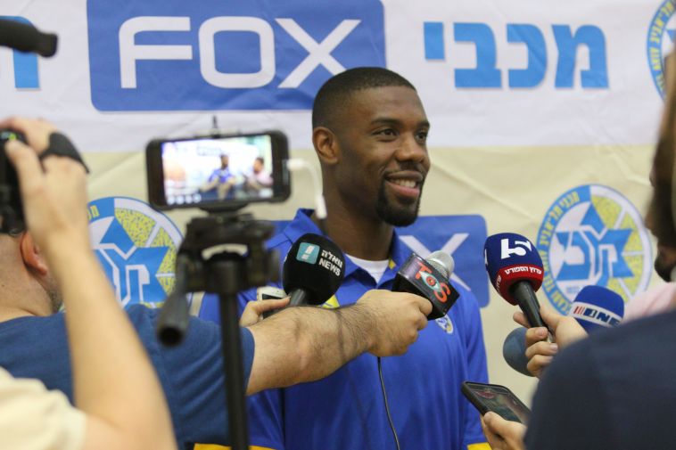 נוריס קול מתאקלם נוריס קול מתאקלם