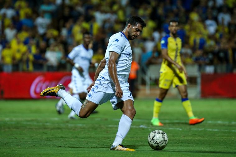 אחמד עאבד. התלבטות בינו ליחזקאל (מאור אלקסלסי)