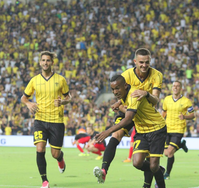 יעקב בריהון. נכנס, כבש ורץ לחגוג עם החברים (עדי אבישי)