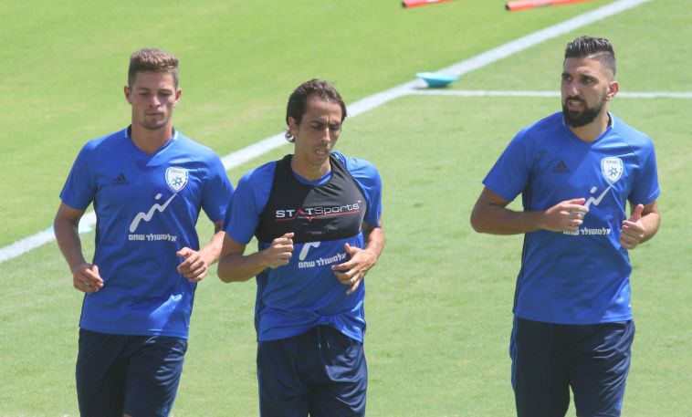 בניון לצד דאבור וקלטינס באימון הנבחרת (עדי אבישי)