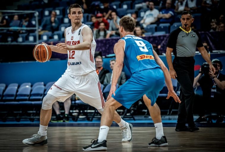 ואצ'ינסקי. הקפטן הוביל את פולין לניצחון (FIBA)