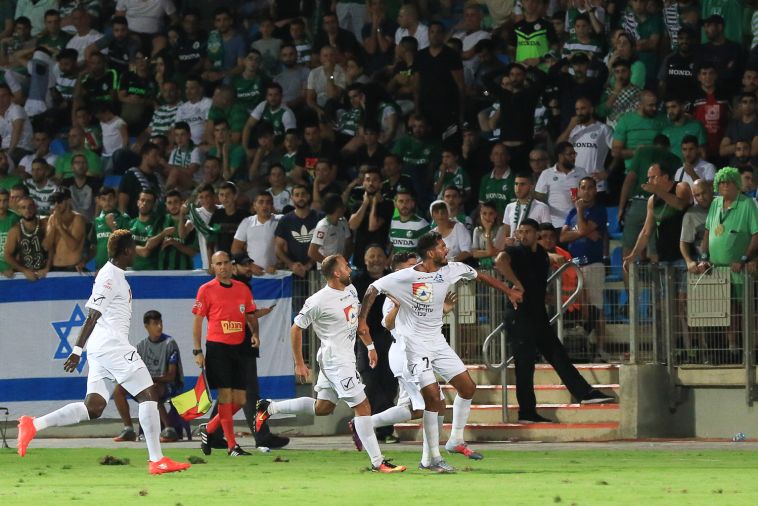 שחקני הפועל עכו חוגגים (ערן לוף)